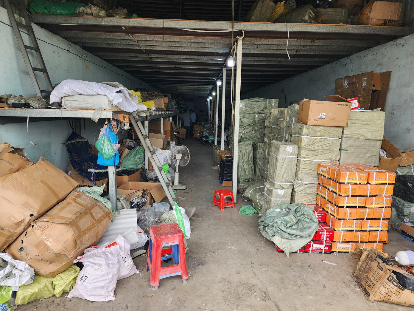 Lực lượng Cảnh sát Kinh tế Công an TPHCM liên tục bắt giữ hàng chục vụ, thu giữ nhiều hàng hoá không nhãn hiệu, không hóa đơn chứng từ, không rõ nguồn gốc xuất xứ.