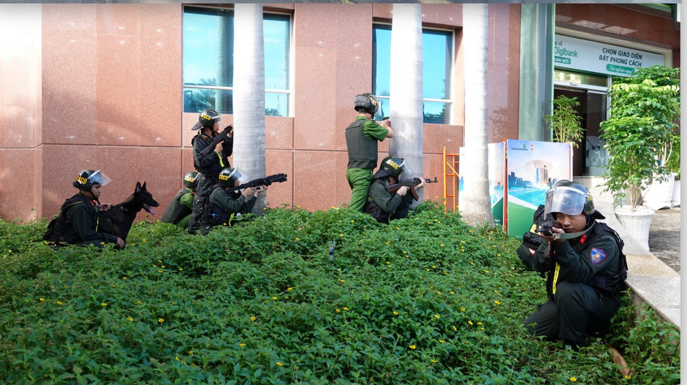 Để chống trả lực lượng làm nhiệm vụ và uy hiếp các “con tin”, 1 đối tượng đã ném “bom xăng” từ tầng 3 xuống phía trước ngân hàng nơi có lực lượng công an.