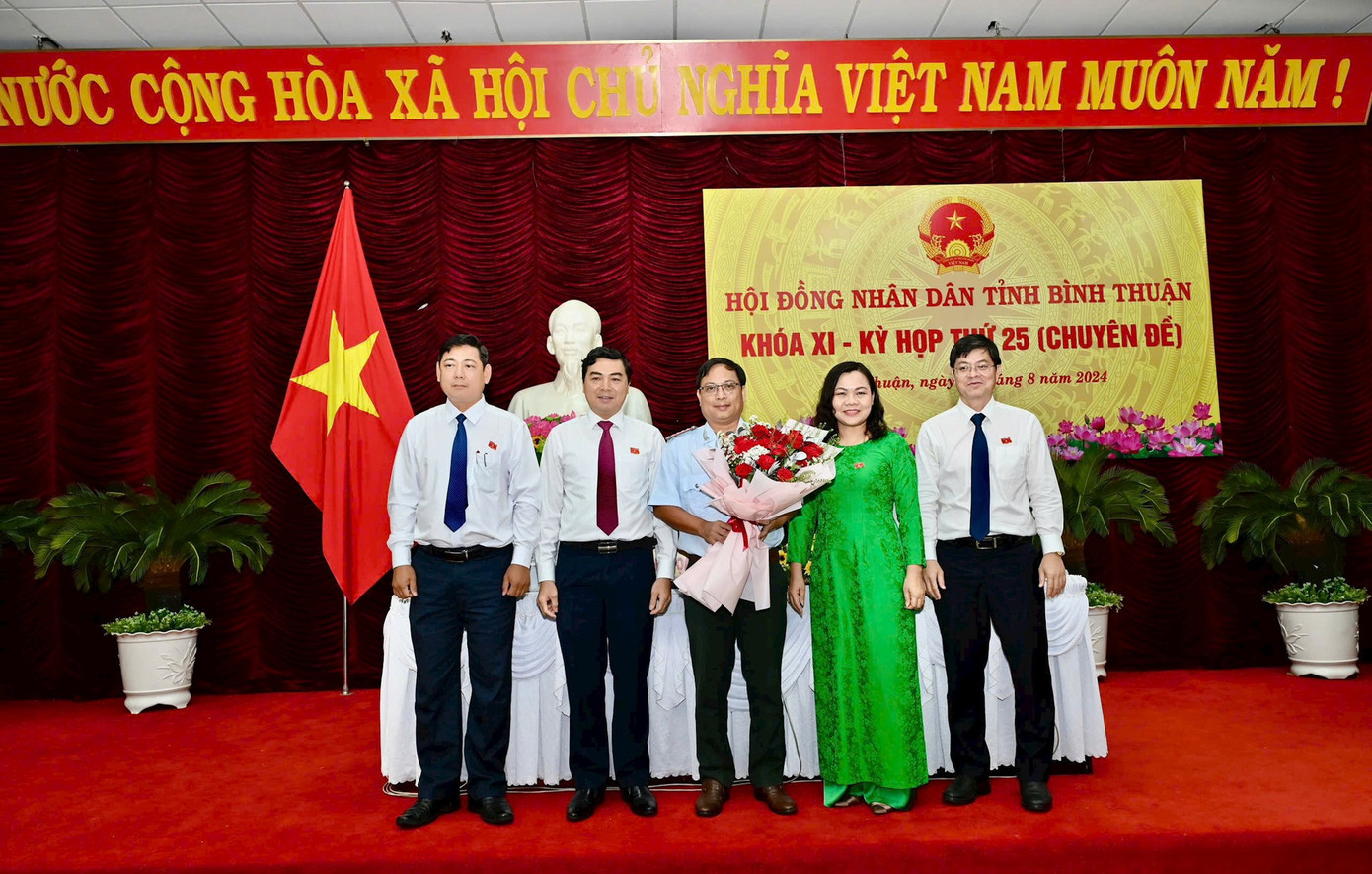 Thường trực HĐND tỉnh Bình Thuận và Phó Chủ tịch UBND tỉnh Bình Thuận tặng hoa chúc mừng tân Ủy viên UBND tỉnh. Ảnh: Báo Bình Thuận.
