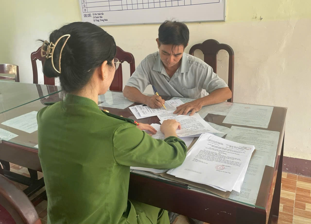 Đối tượng Nguyễn Thanh Huy tại cơ quan công an. Đối tượng Nguyễn Thanh Huy tại cơ quan công an.