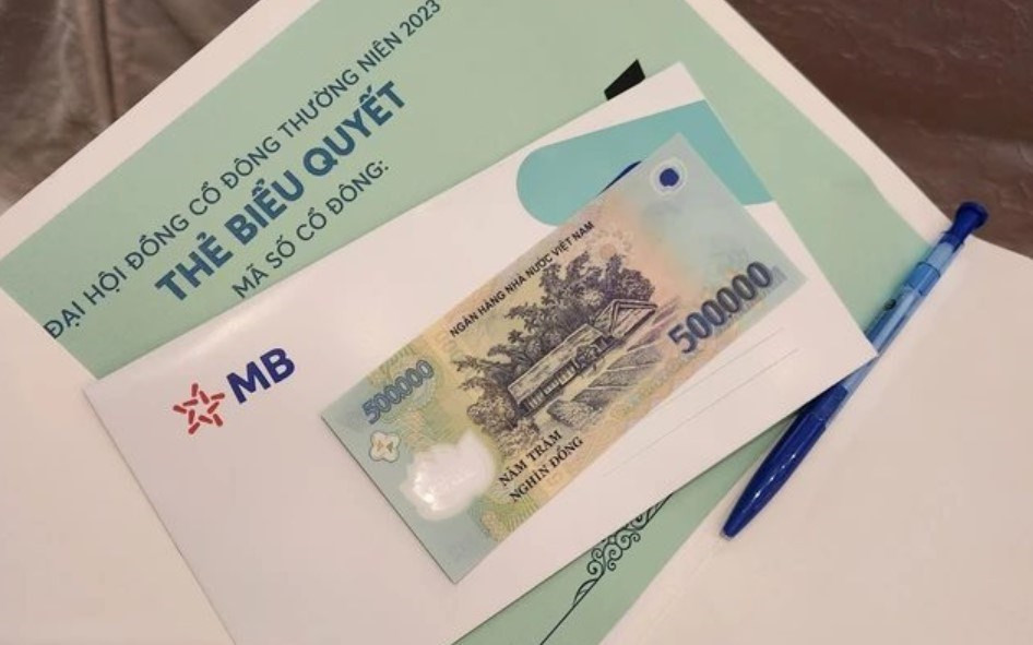 Cổ đông MBB được tặng phong bì có 500.000 đồng tiền mặt khi tới đại hội. Cổ đông MBB được tặng phong bì có 500.000 đồng tiền mặt khi tới đại hội.