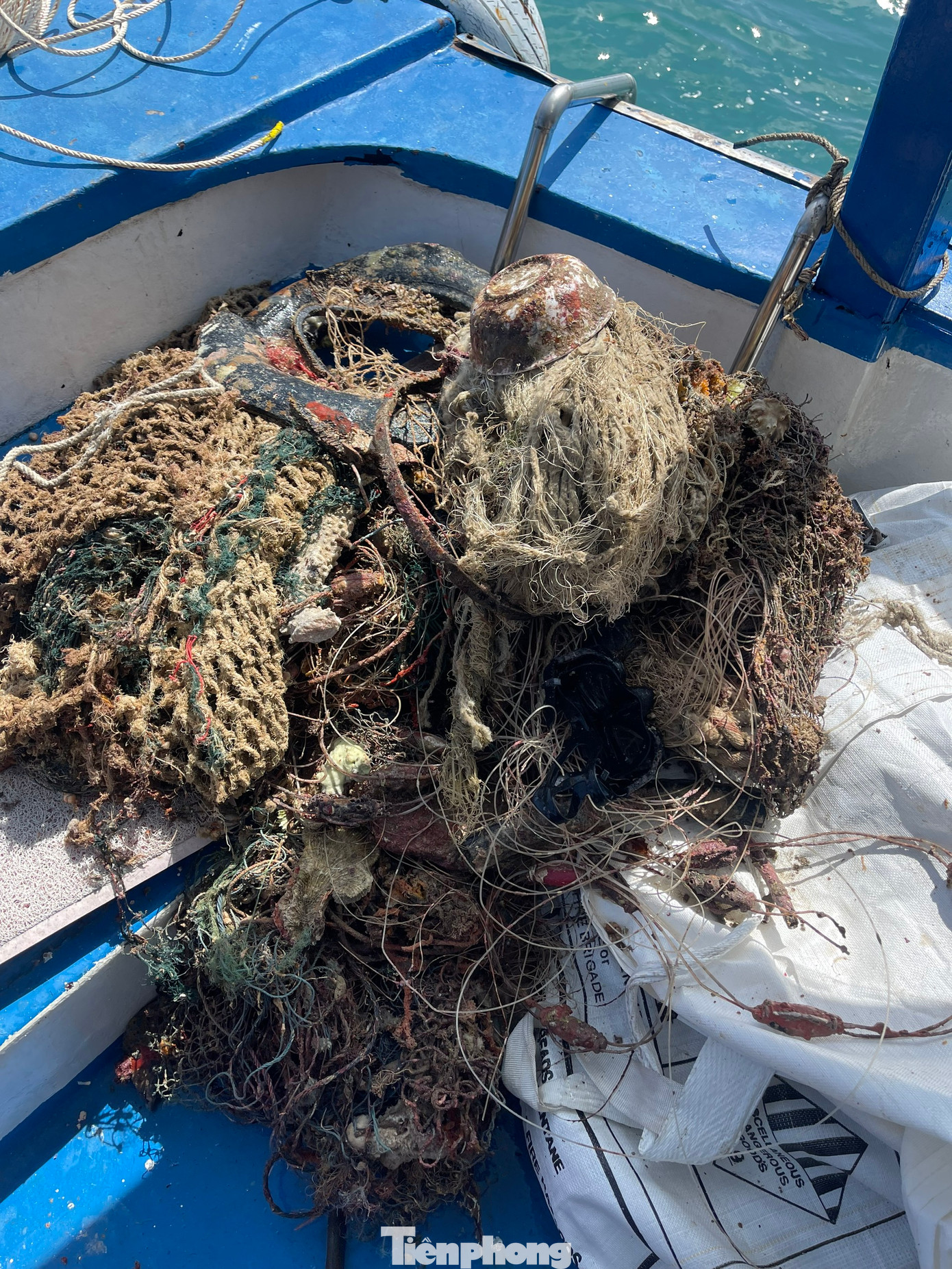 Lưới đánh cá, dây thừng mắc kẹt trong các rạn san hô được thợ lặn đưa lên tàu.