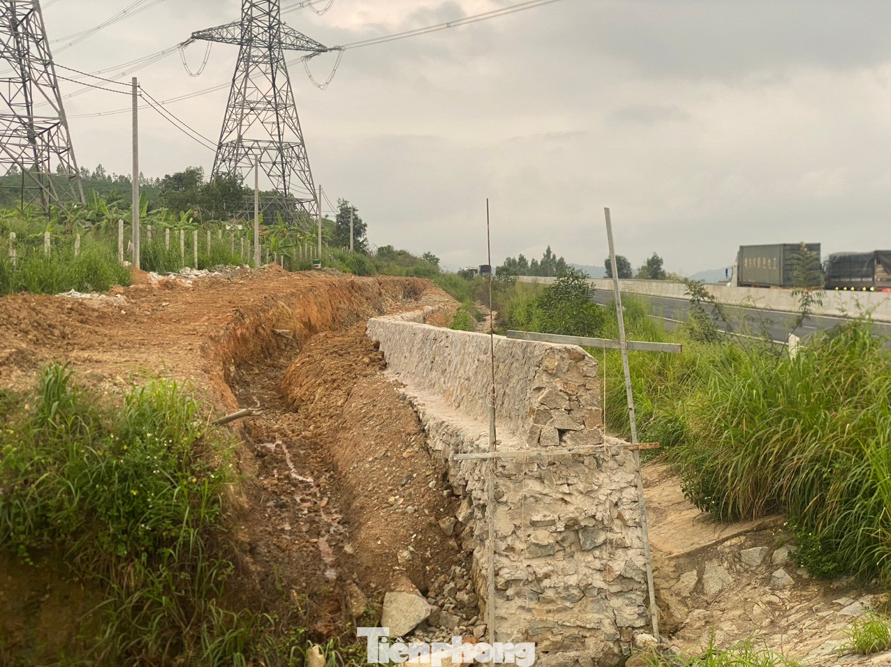 Ngoài thi công hai bức tường, các đơn vị liên quan còn đào hố sâu làm hồ điều hòa bên cạnh tuyến chính cao tốc và hệ thống đặt trạm bơm nước.