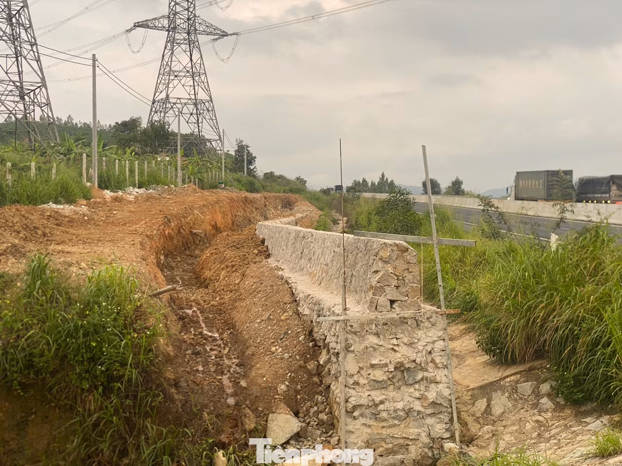 Ngoài thi công hai bức tường, các đơn vị liên quan còn đào hố sâu làm hồ điều hòa bên cạnh tuyến chính cao tốc và hệ thống đặt trạm bơm nước.