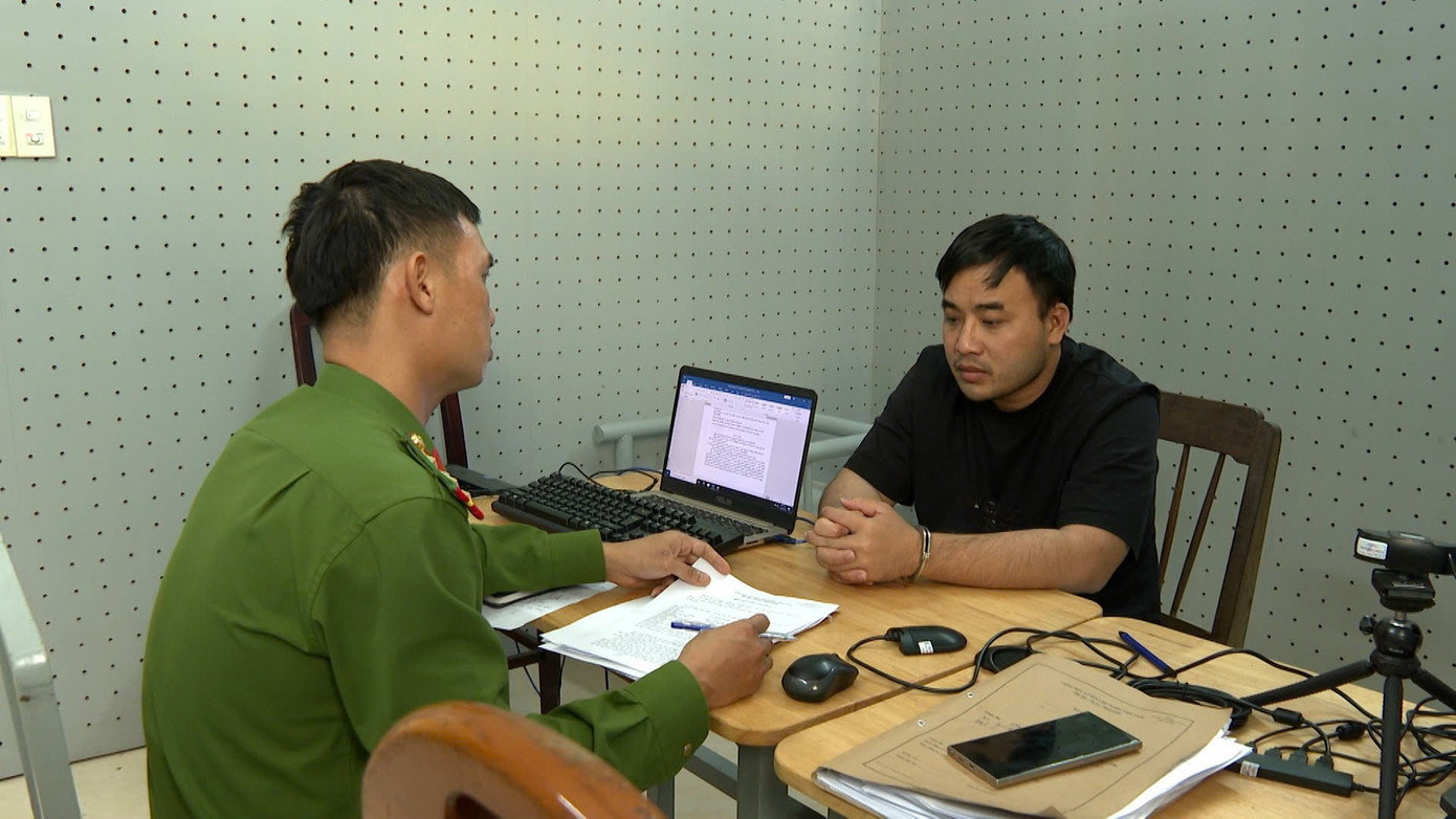 Đối tượng Lê Hoàng Phong tại cơ quan điều tra.