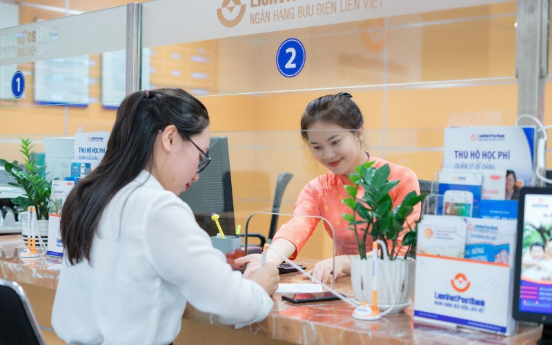 Hai Phó tổng giám đốc LPBank đăng ký bán gần 1,2 triệu cổ phiếu LPB.