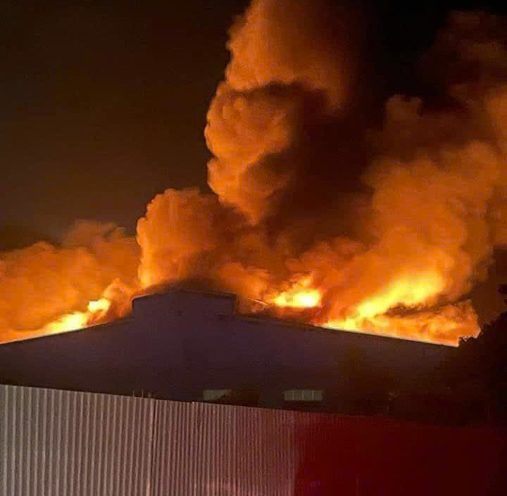 Ngọn lửa bùng phát tại Công ty C.C. Ảnh: MXH.