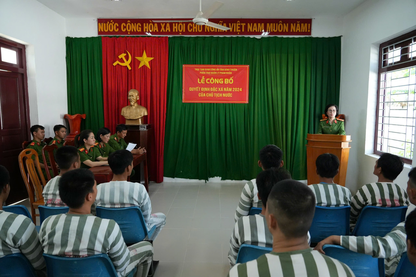 Trại Tạm giam Công an tỉnh Bình Thuận tổ chức lễ đặc xá cho phạm nhân.