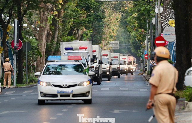 Bị cáo Trương Mỹ Lan và 85 bị cáo khác được đưa đến TAND TPHCM.