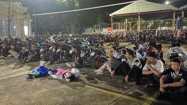 Các đối tượng cùng mô tô được đưa về trụ sở công an làm việc.