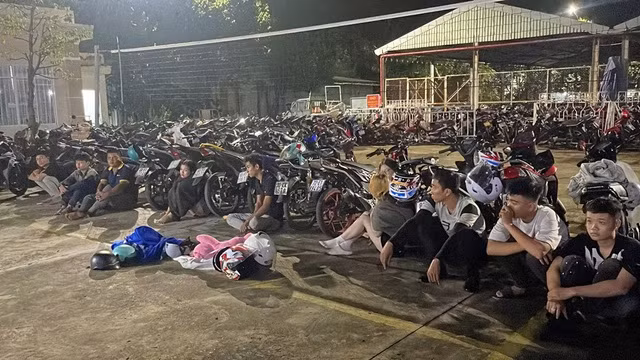 Các đối tượng cùng mô tô được đưa về trụ sở công an làm việc. Các đối tượng cùng mô tô được đưa về trụ sở công an làm việc.