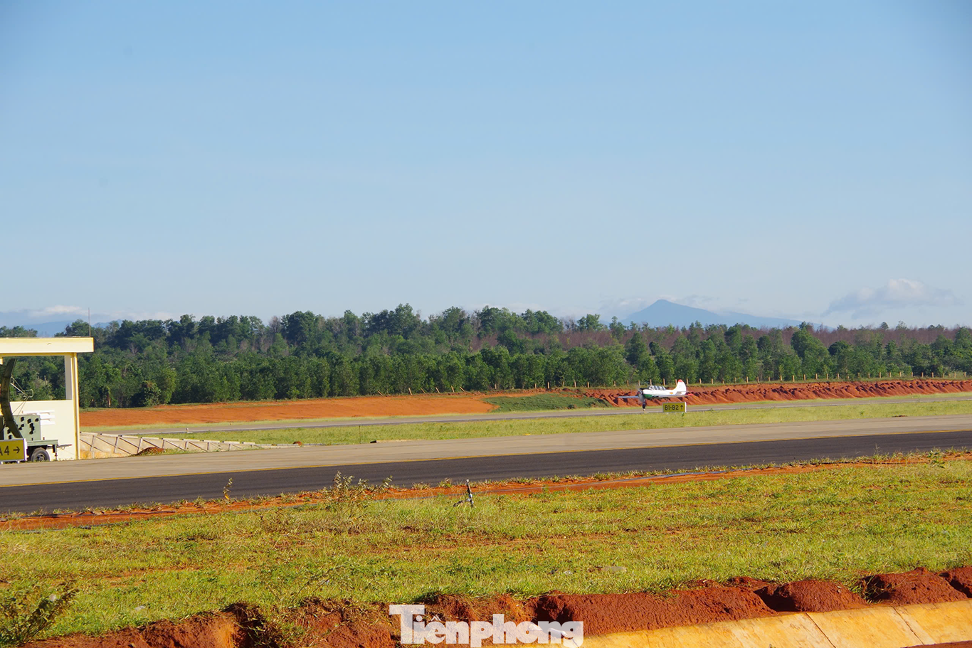Hạ cánh trở về sân bay. Hạ cánh trở về sân bay.
