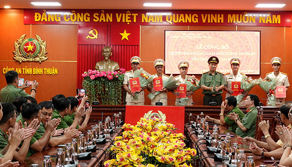 Đại tá Trần Văn Mười - Phó bí thư Đảng ủy, Phó giám đốc Công an tỉnh Bình Thuận đã trao quyết định cho 5 cán bộ được điều động, bổ nhiệm.