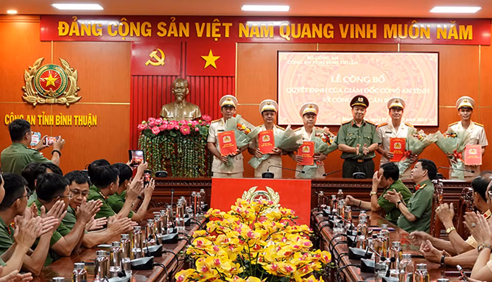 Đại tá Trần Văn Mười - Phó bí thư Đảng ủy, Phó giám đốc Công an tỉnh Bình Thuận đã trao quyết định cho 5 cán bộ được điều động, bổ nhiệm. Đại tá Trần Văn Mười - Phó bí thư Đảng ủy, Phó giám đốc Công an tỉnh Bình Thuận đã trao quyết định cho 5 cán bộ được điều động, bổ nhiệm.