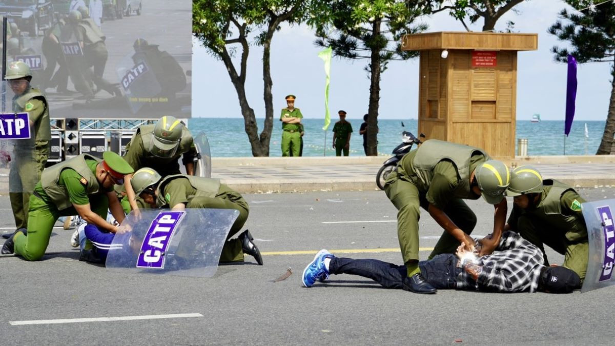 Ngày 1/7, UBND tỉnh Bà Rịa - Vũng Tàu tổ chức lễ ra mắt Lực lượng tham gia bảo vệ an ninh, trật tự ở cơ sở và Ngày hội toàn dân bảo vệ an ninh tổ quốc năm 2024. Ông Đinh Khắc Đính, Phó Chủ tịch Ban Chấp hành Trung ương Hội Nông dân Việt Nam, Ủy viên Ban Chỉ đạo “Thực hiện phong trào toàn dân bảo vệ an ninh Tổ quốc” Trung ương cùng đại biểu là lãnh đạo các Cục thuộc bộ Công an, lãnh đạo UBND tỉnh Bà Rịa - Vũng Tàu, các sở ban ngành và gần 2.000 người dân trên địa bàn TP. Vũng Tàu tham gia buổi lễ. Ảnh: Lực lượng tham gia bảo vệ an ninh, trật tự ở cơ sở thực hành biểu diễn 3 tình huống thực binh giả định.