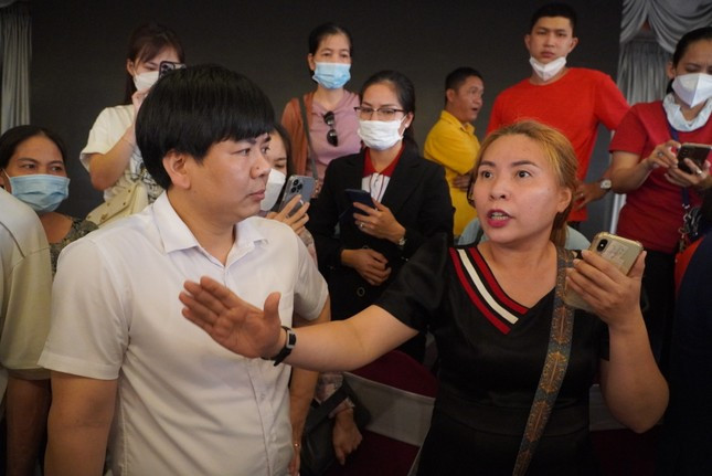 Ông Nguyễn Ngọc Thủy trong một dịp đối thoại với phụ huynh học sinh về việc nợ học phí tại Apax Leaders.