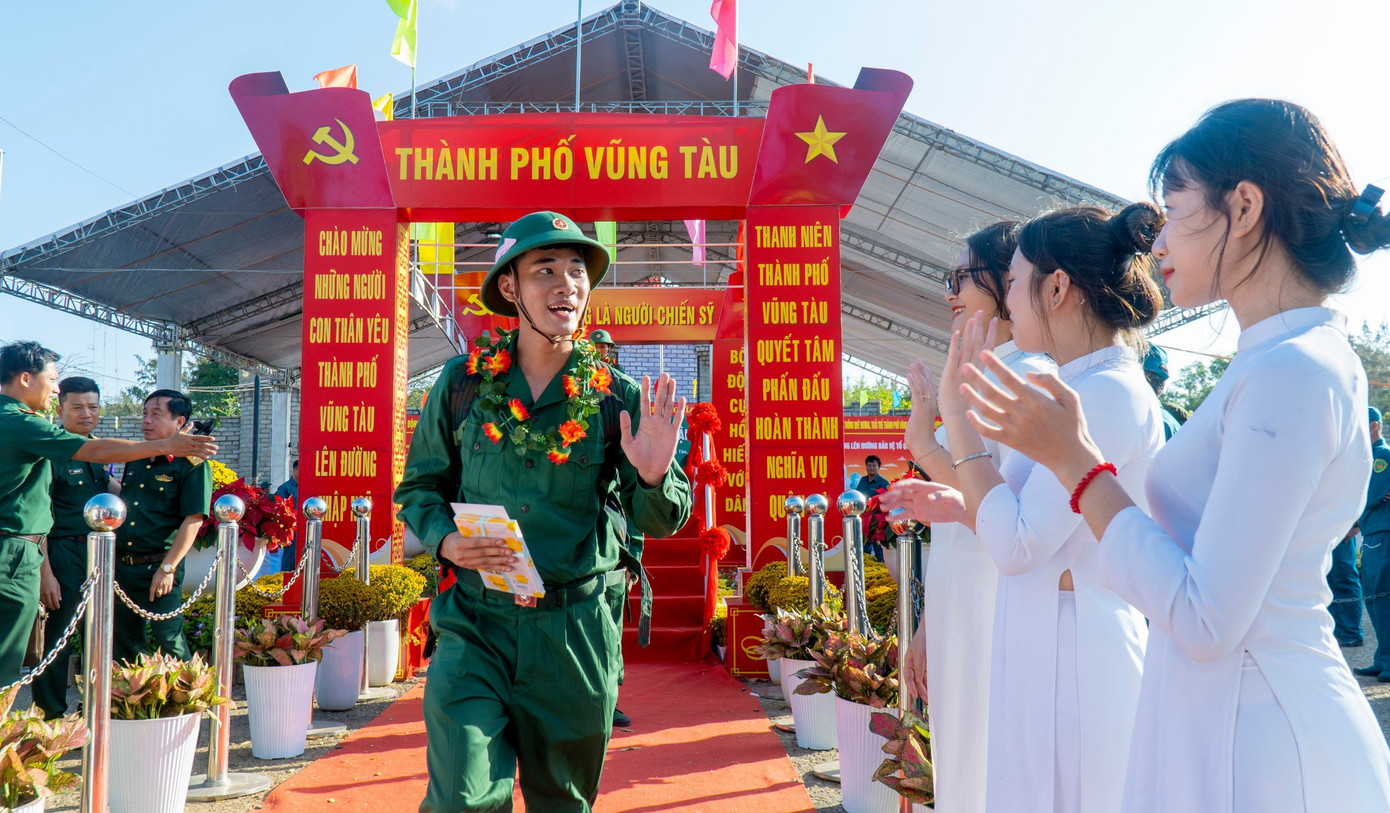 Thanh niên Vũng Tàu hăng hái lên đường nhập ngũ. Thanh niên Vũng Tàu hăng hái lên đường nhập ngũ.