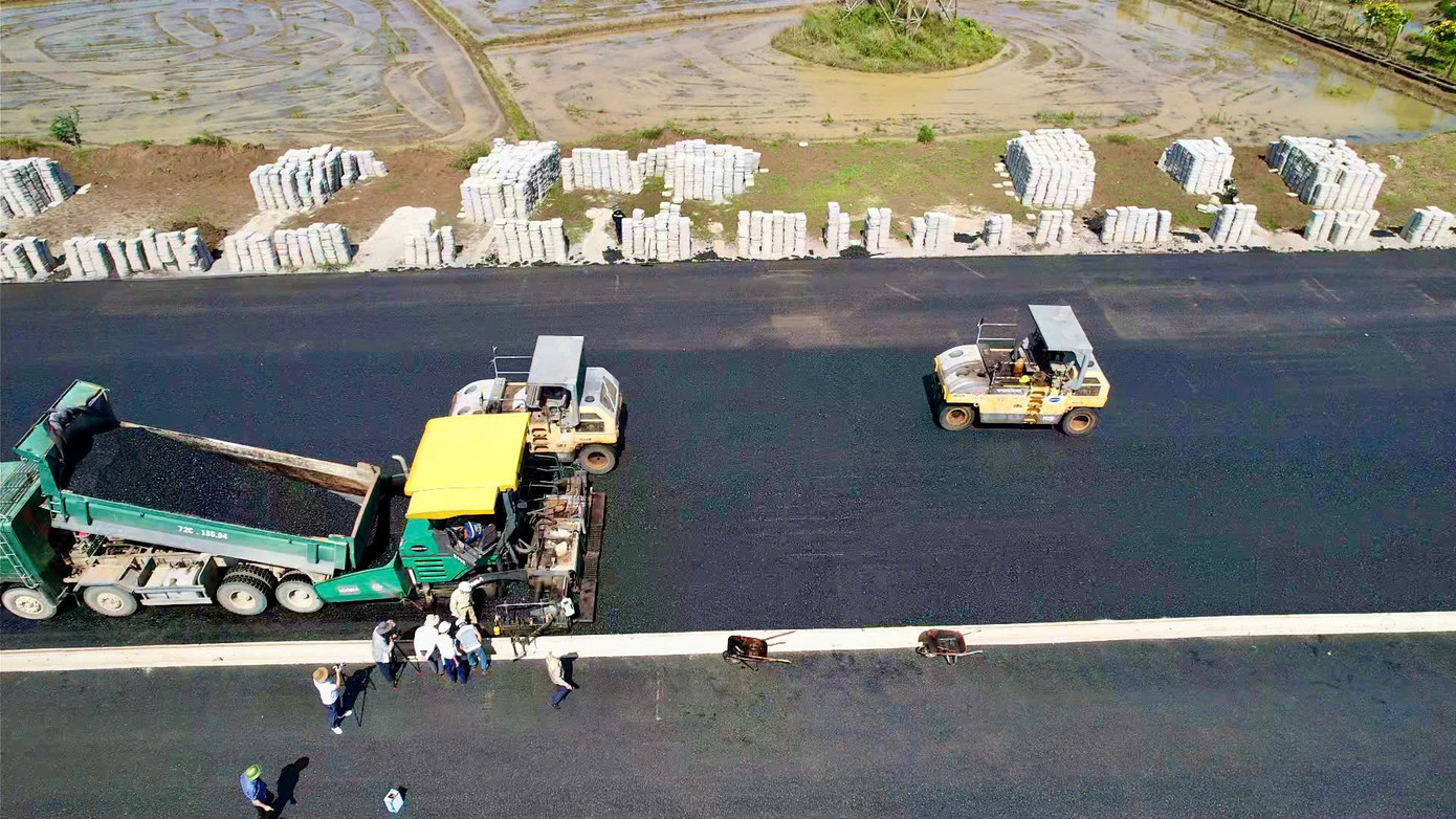 Ngoài việc thảm nhựa mặt đường thì ở các vị trí khác đơn vị thi công đang cho triển khai đồng loạt các mũi gồm cả phần cầu và phần đường. Ngoài việc thảm nhựa mặt đường thì ở các vị trí khác đơn vị thi công đang cho triển khai đồng loạt các mũi gồm cả phần cầu và phần đường.