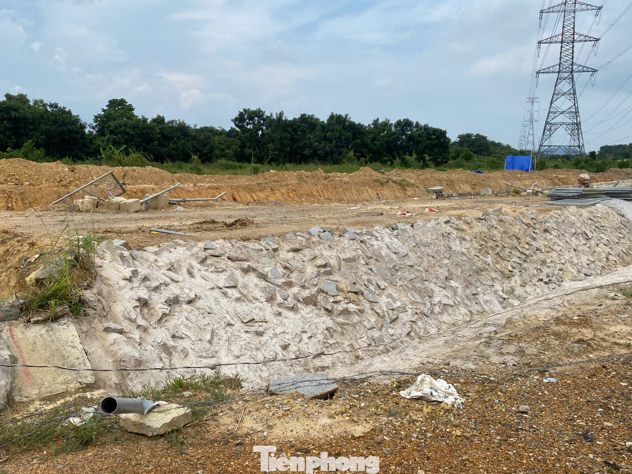 Tường chắn nước đang được xây dựng.