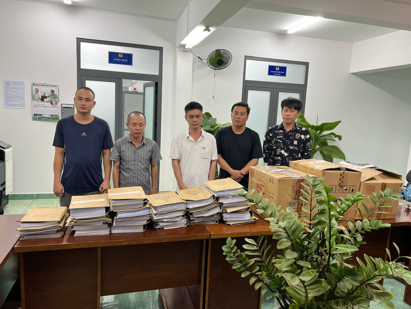 Các bị can trong đường dây mua bán trái phép hóa đơn.