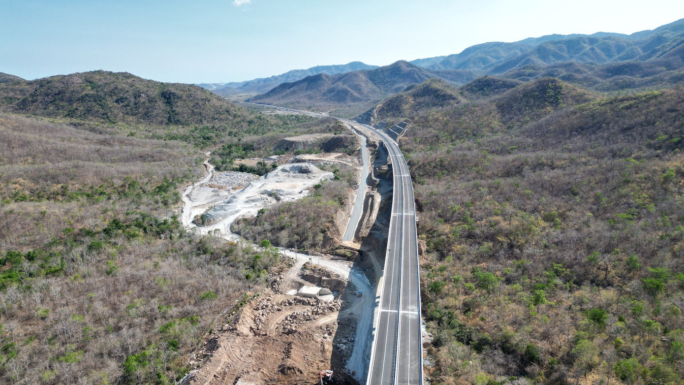 Đoạn qua địa bàn tỉnh Ninh Thuận có nhiều đồi núi, do vậy cao tốc phải xẻ núi, một số nơi có độ dốc và uốn cong theo địa hình tuyến đi qua.