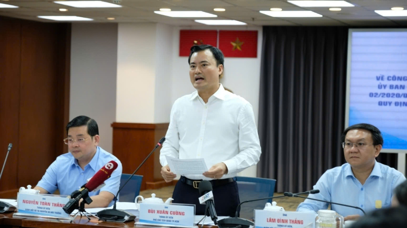 Ông Bùi Xuân Cường, Phó Chủ tịch UBND TPHCM phát biểu tại buổi họp báo.