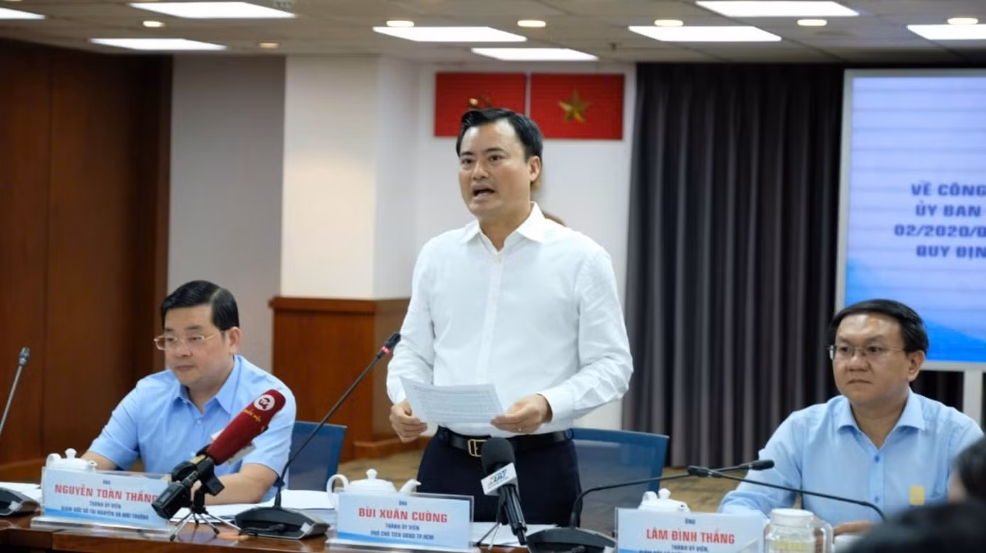 Ông Bùi Xuân Cường, Phó Chủ tịch UBND TPHCM phát biểu tại buổi họp báo.