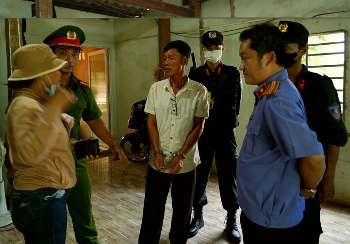 Lực lượng chức năng thi hành lệnh khám xét chỗ ở bị can Lê Cảnh Mai. Lực lượng chức năng thi hành lệnh khám xét chỗ ở bị can Lê Cảnh Mai.