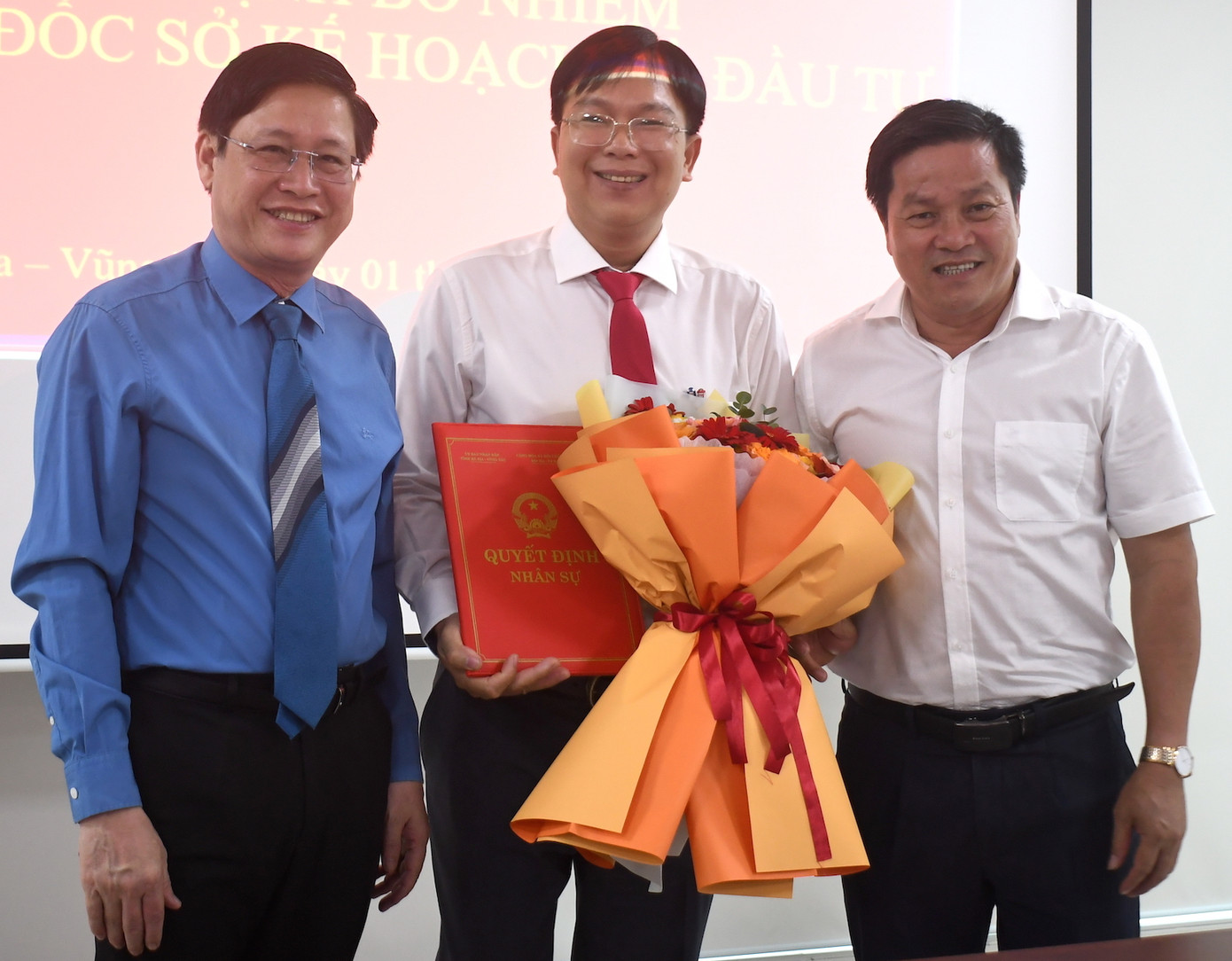 Ông Nguyễn Phúc Hoàng nhận quyết định bổ nhiệm.