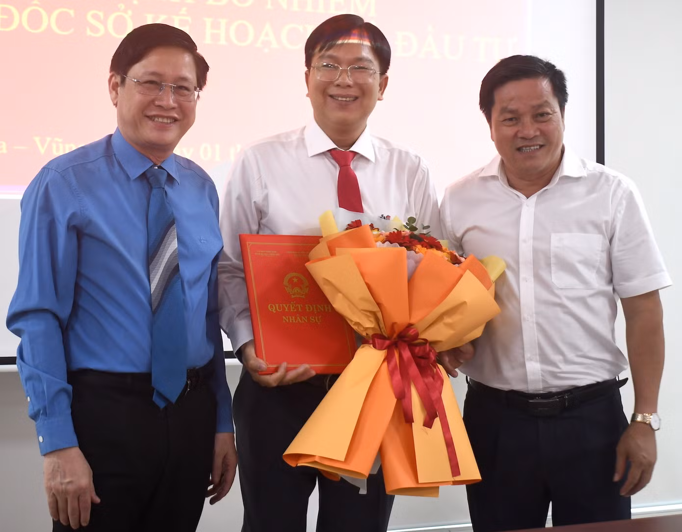 Ông Nguyễn Phúc Hoàng nhận quyết định bổ nhiệm.