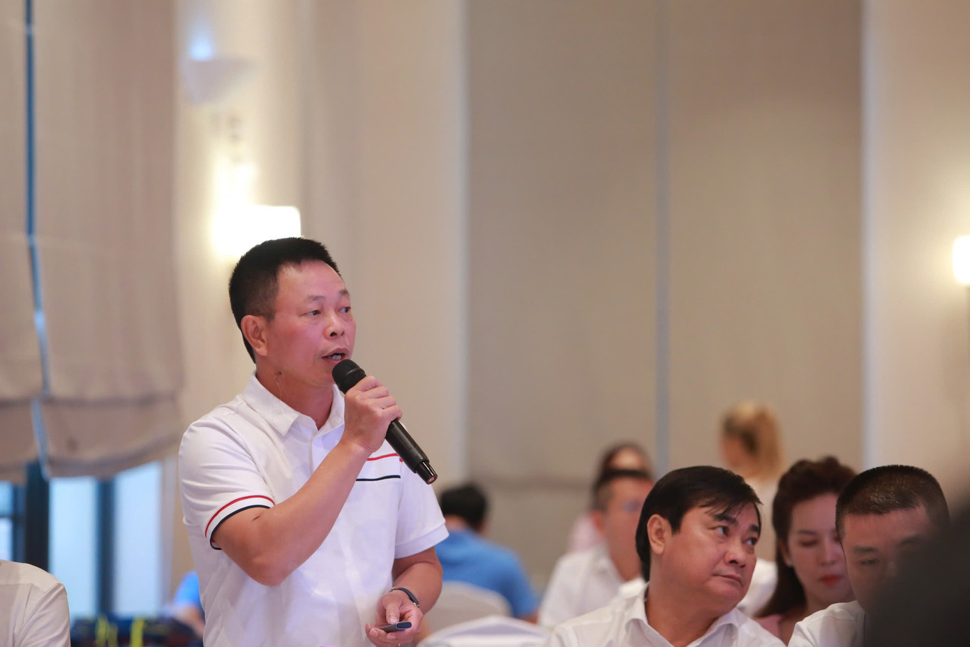 Nhà báo Phùng Công Sưởng cũng nhìn nhận, nhiều cơ quan, đơn vị còn né tránh báo chí, chưa thực sự chủ động trong việc cung cấp thông tin. Nhà báo Phùng Công Sưởng cũng nhìn nhận, nhiều cơ quan, đơn vị còn né tránh báo chí, chưa thực sự chủ động trong việc cung cấp thông tin.