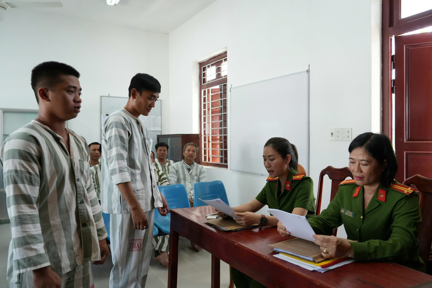 Niềm vui của các phạm nhân được đặc xá, trở về với gia đình.