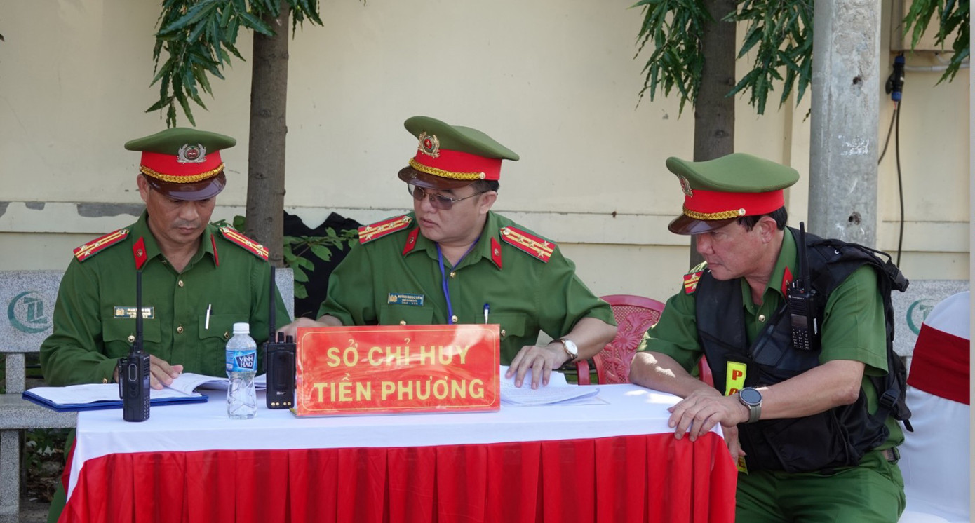 Sau khi uy hiếp, khống chế bảo vệ, người dân vào giao dịch và nhân viên ngân hàng, các đối tượng đã lấy được một số tiền lớn, sau đó bỏ vào ba lô và nhanh chóng tìm đường tẩu thoát. Trong ảnh: Công an tỉnh Bình Thuận lập Sở chỉ huy chỉ đạo vụ giải cứu con tin.