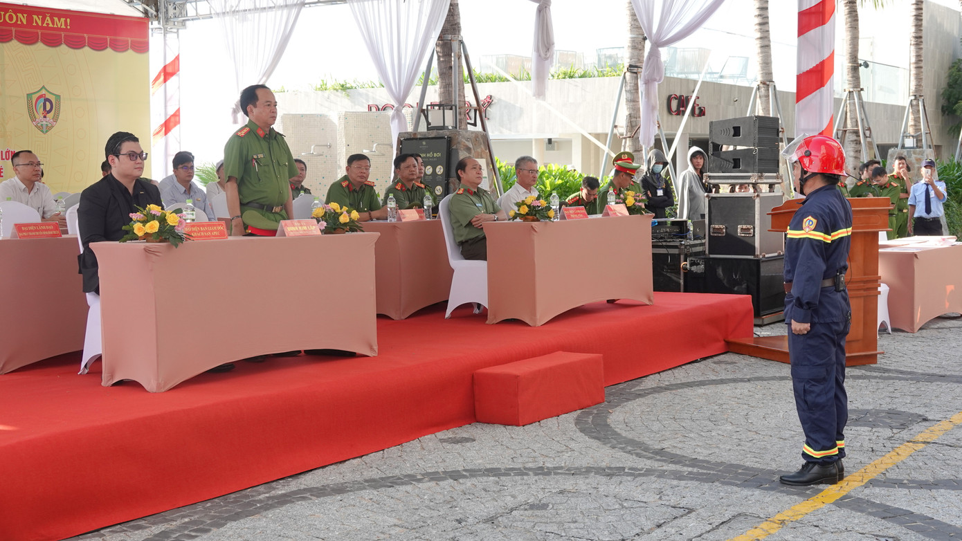 Theo đó, nhằm tăng cường khả năng thường trực, sẵn sàng ứng phó, xử lý với các tình huống cháy, nổ, tai nạn, sự cố của các lực lượng phòng cháy chữa cháy tại nơi tập trung đông người, Công an tỉnh Bình Thuận đã chủ động tham mưu UBND tỉnh ban hành phương án chữa cháy và cứu nạn, cứu hộ cấp tỉnh tại khách sạn Apec Mandala Chăm Bay Mũi Né.