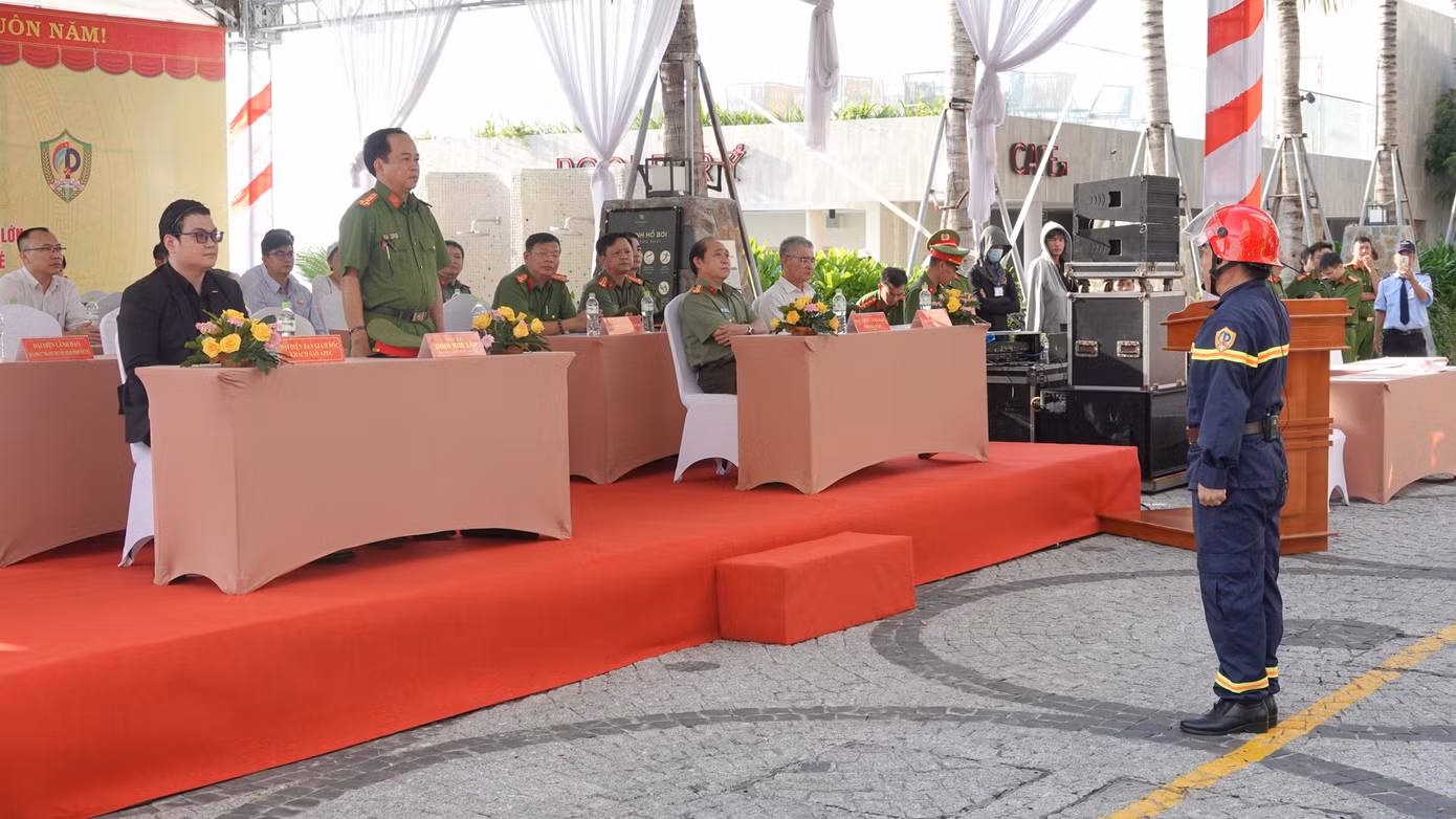 Theo đó, nhằm tăng cường khả năng thường trực, sẵn sàng ứng phó, xử lý với các tình huống cháy, nổ, tai nạn, sự cố của các lực lượng phòng cháy chữa cháy tại nơi tập trung đông người, Công an tỉnh Bình Thuận đã chủ động tham mưu UBND tỉnh ban hành phương án chữa cháy và cứu nạn, cứu hộ cấp tỉnh tại khách sạn Apec Mandala Chăm Bay Mũi Né.