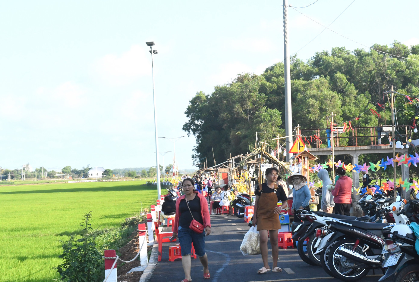 Người dân mua sắm tại khu ẩm thực chợ quê An Nhứt. Ảnh: Báo Bà Rịa - Vũng Tàu.