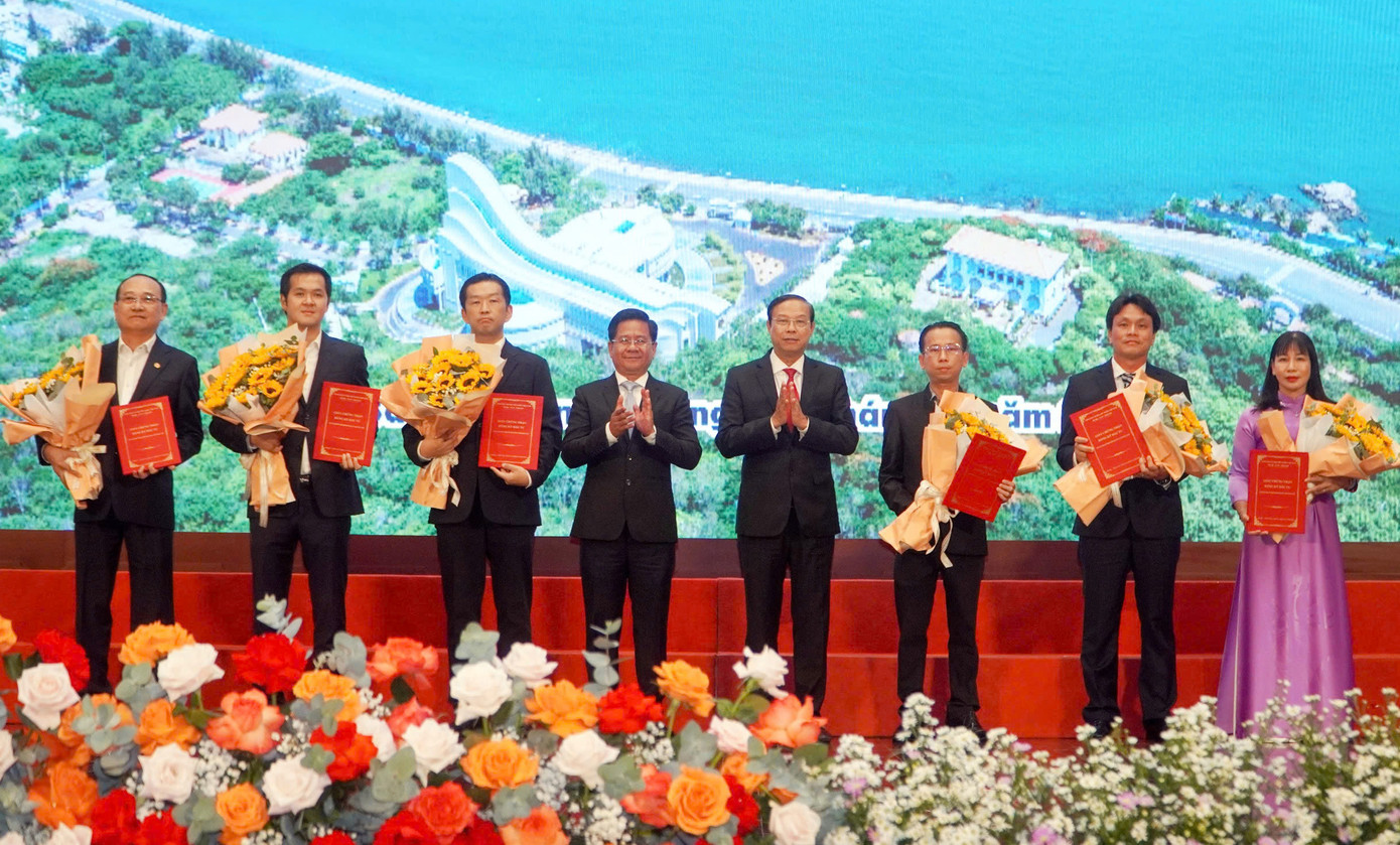 Lãnh đạo Bà Rịa - Vũng Tàu đã trao giấy chứng nhận đầu tư cho 6 nhà đầu tư trong và ngoài nước. Lãnh đạo Bà Rịa - Vũng Tàu đã trao giấy chứng nhận đầu tư cho 6 nhà đầu tư trong và ngoài nước.