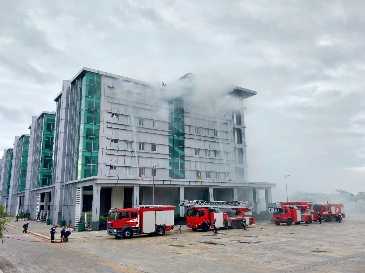 Ngay sau khi nhận được tin báo, Giám đốc Ban Quản lý Trung tâm Hành chính Chính trị tỉnh Bà Rịa - Vũng Tàu đã lập tức có mặt để chỉ huy công tác chữa cháy và cứu nạn cứu hộ. Đồng thời, điện báo lực lượng Cảnh sát Phòng cháy chữa cháy và Cứu nạn cứu hộ và báo cáo Chủ tịch UBND tỉnh Bà Rịa - Vũng Tàu.