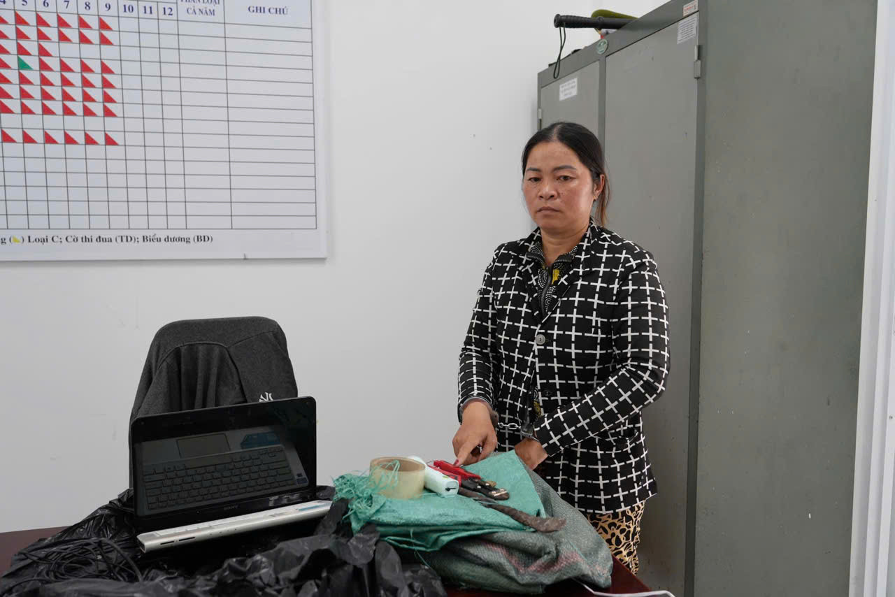 Công an thu giữ tivi và máy tính xách tay.