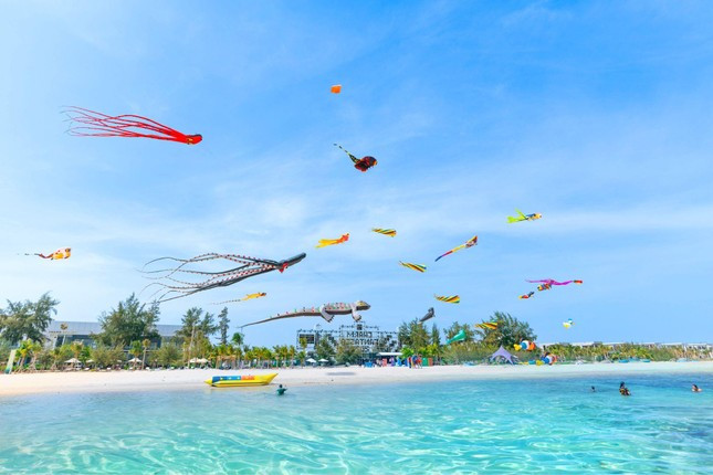 Tổng lượt khách tham quan du lịch, giải trí, lưu trú tại các khách sạn, khu du lịch, bãi tắm trên địa bàn tỉnh Bà Rịa - Vũng Tàu ngày 27/4 khoảng gần 66.000 người. Tổng lượt khách tham quan du lịch, giải trí, lưu trú tại các khách sạn, khu du lịch, bãi tắm trên địa bàn tỉnh Bà Rịa - Vũng Tàu ngày 27/4 khoảng gần 66.000 người.