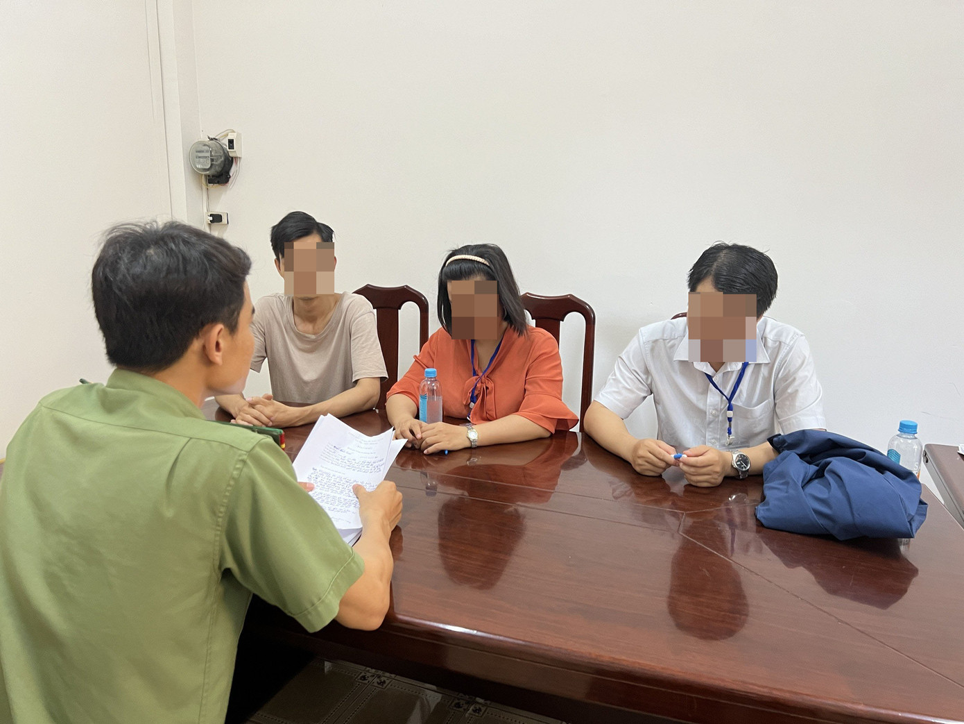 Công an thị xã Phú Mỹ làm việc với những người liên quan.