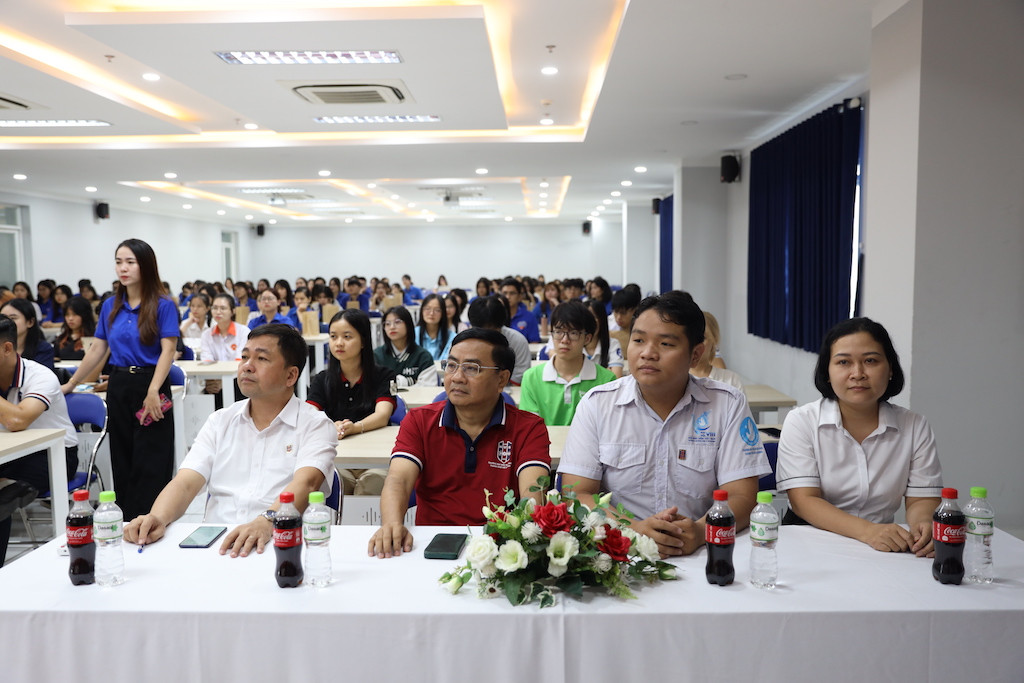 Chương trình thu hút đông đảo cán bộ, giảng viên, nhân viên Trường Đại học Ngân hàng TP. HCM tham dự.