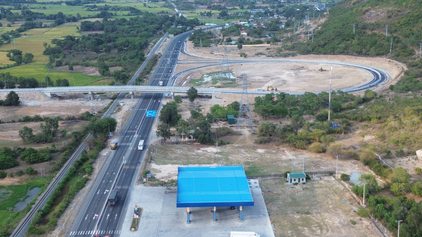 Cao tốc Cam Lâm - Vĩnh Hảo đi qua tỉnh Ninh Thuận có 2 nút giao quan trọng là nút giao ra vào TP Phan Rang - Tháp Chàm tại huyện Ninh Sơn và nút giao Du Long ra vào quốc lộ 1A tại huyện Thuận Bắc.