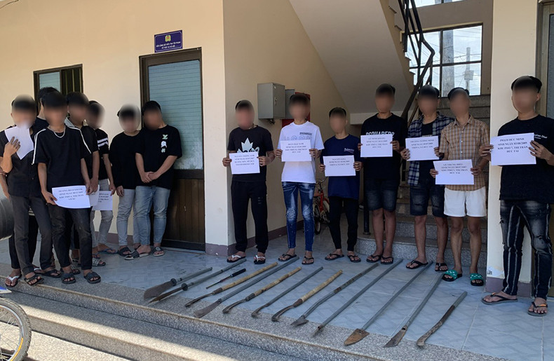 Các đối tượng cùng tang vật thu giữ tại Công an huyện Đức Linh. Các đối tượng cùng tang vật thu giữ tại Công an huyện Đức Linh.