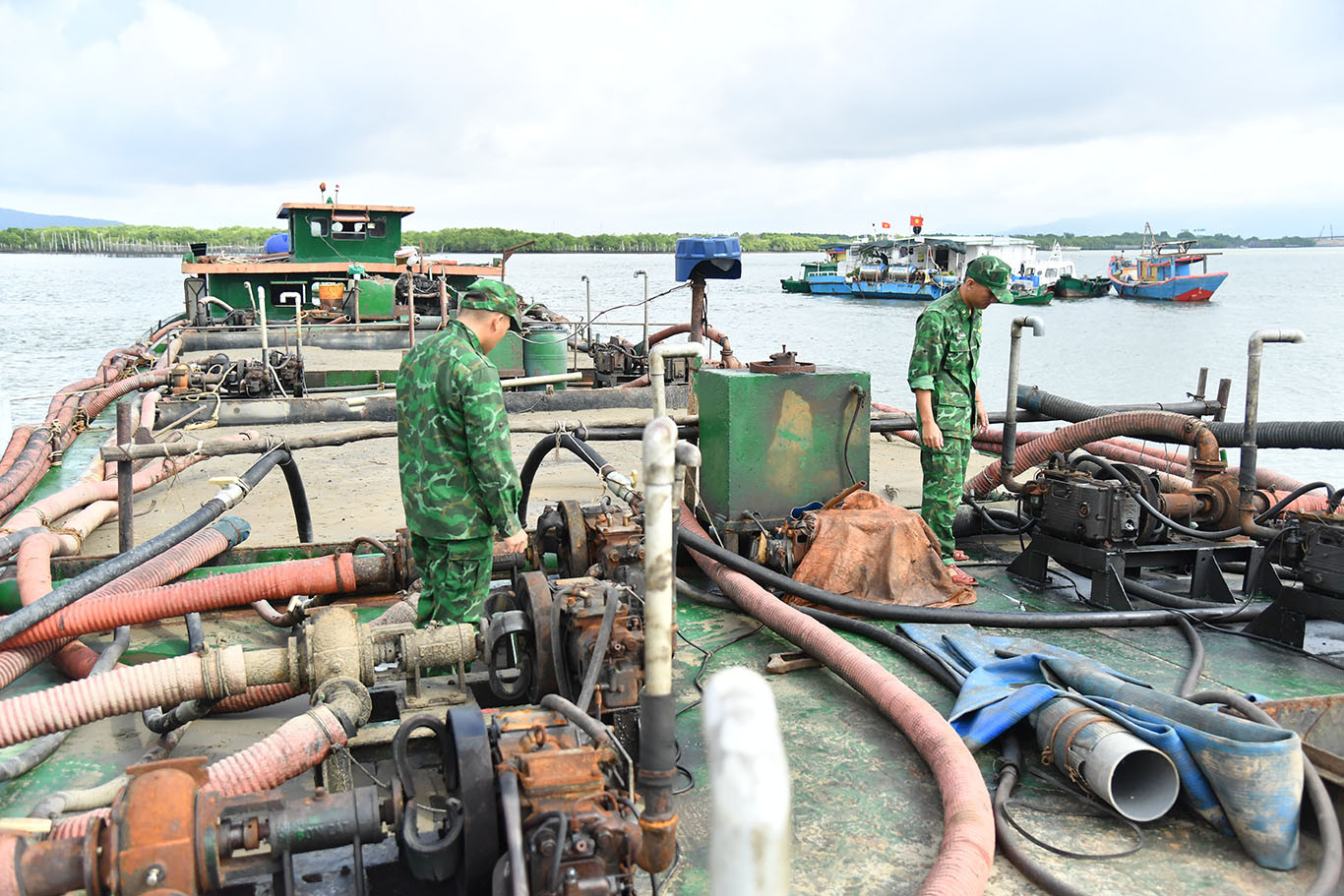 Lực lượng Biên đội III/24, Hải đoàn Biên phòng 18 kiểm tra phương tiện vận chuyển cát không rõ nguồn gốc.