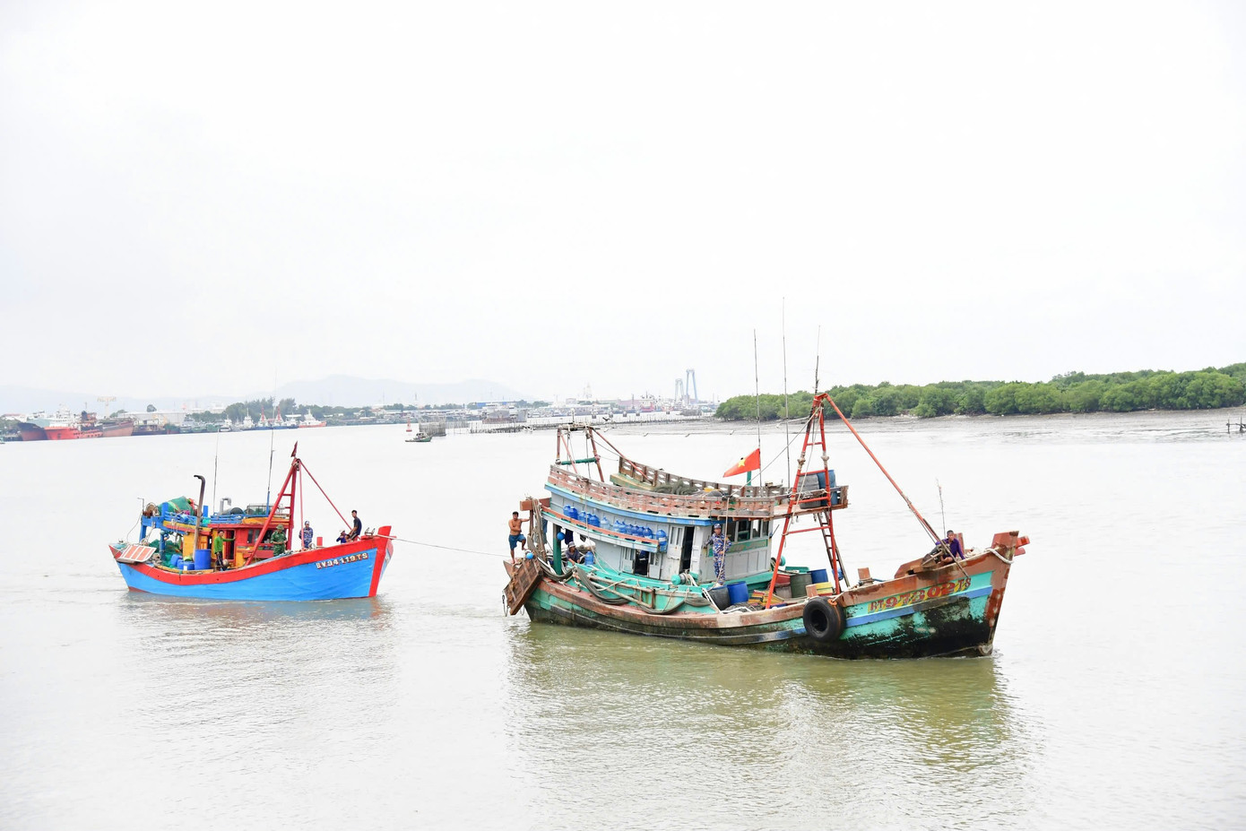 Tổ công tác Biên đội III/24, Hải đoàn Biên phòng 18 dẫn giải phương tiện vi phạm về cảng.