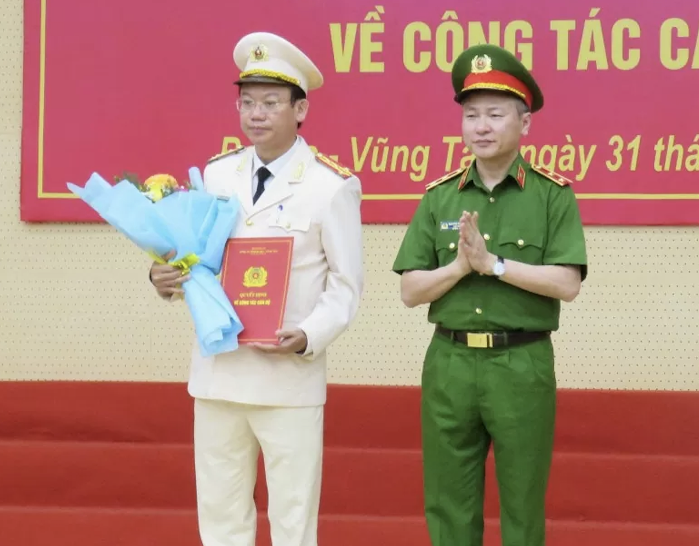 Trung tướng Nguyễn Ngọc Lâm trao quyết định, tặng hoa chúc mừng đại tá Vũ Như Hà.