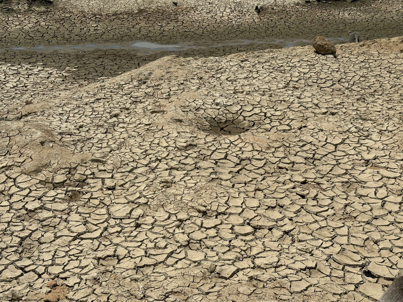 Hồ chứa nước Tà Mon, xã Tân Lập, huyện Hàm Thuận Nam, có sức chứa 600.000 m3, cung cấp nước chính cho các hộ dân trồng thanh long tại thôn Tà Mon, nhưng hiện nay lòng hồ đã cạn khô, trơ đáy, nhiều chỗ dưới đáy hồ nứt toác, chỉ còn vài vũng nước nhỏ.