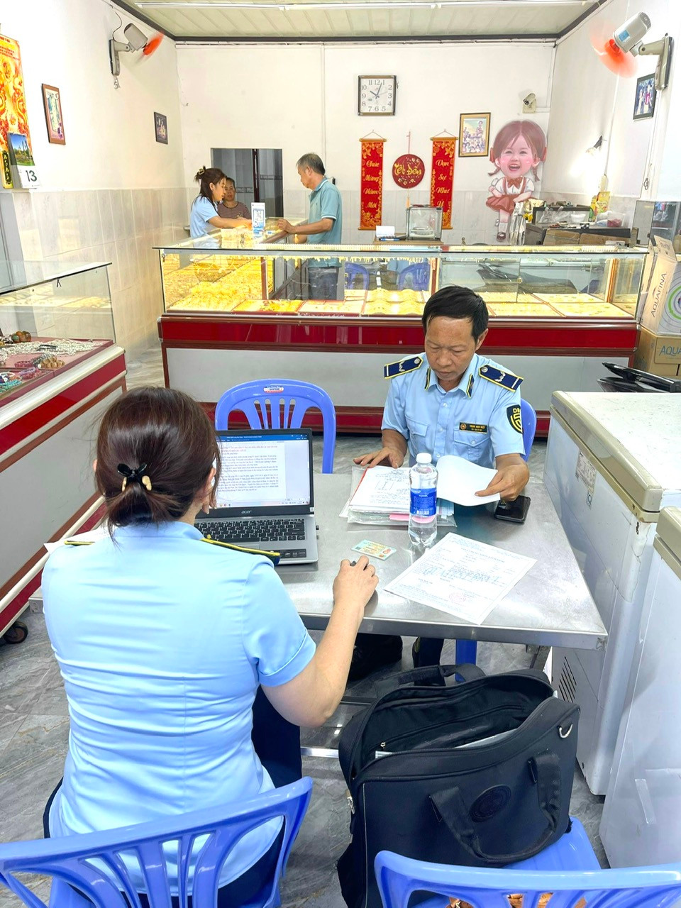 Lực lượng quản lý thị trường tỉnh Bà Rịa - Vũng Tàu đã tiến hành kiểm tra đột xuất 49 doanh nghiệp kinh doanh vàng trang sức mỹ nghệ trên địa bàn.