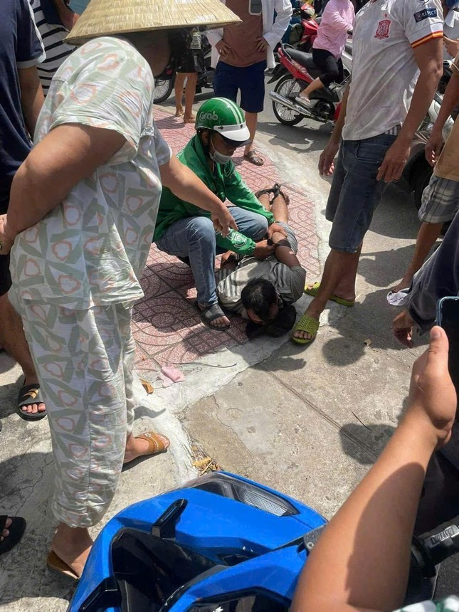 Anh Nguyễn Công Định khống chế, bắt gọn tên trộm N.Q.B. (26 tuổi, trú tại tỉnh Vĩnh Long).